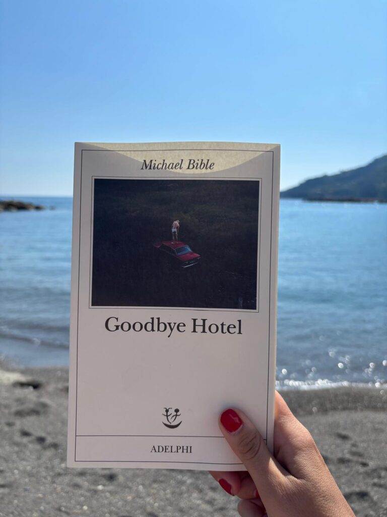 Goodbye Hotel, Michael Bible, Adelphi, recensioni libri